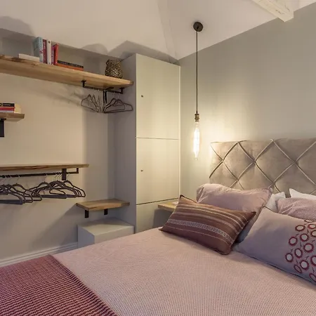 Stylish Downtown Duplex 2br Walk Everywhere! شقة
