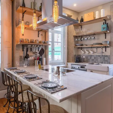 Stylish Downtown Duplex 2br Walk Everywhere! بورتو